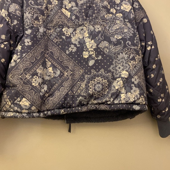 American Eagle Chill Blue Paisley Floral Reversible Puffer Jacket size medium - Picture 10 of 15